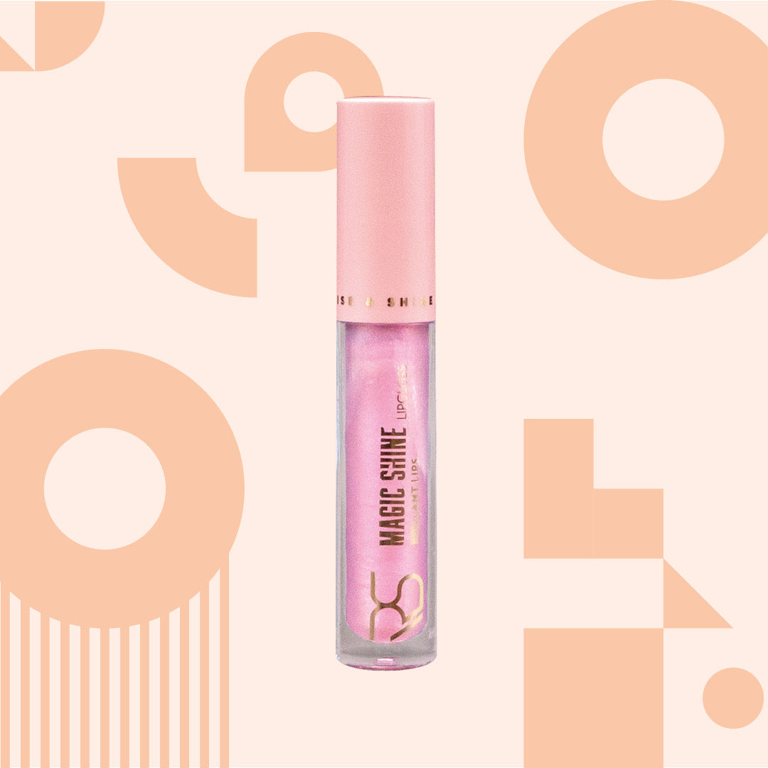 Lipgloss candy Rush. Der Lipgloss wurde entwickelt, um deiner natürlichen Schönheit Glanz und Glanz zu verleihen. Er kreiert einen natürlich glänzenden Look, der den ganzen Tag anhält, ohne ein klebriges und schweres Gefühl auf Ihren Lippen zu hinterlassen. Es lässt sich mit seinem flexiblen und weichen Applikator leicht auftragen.