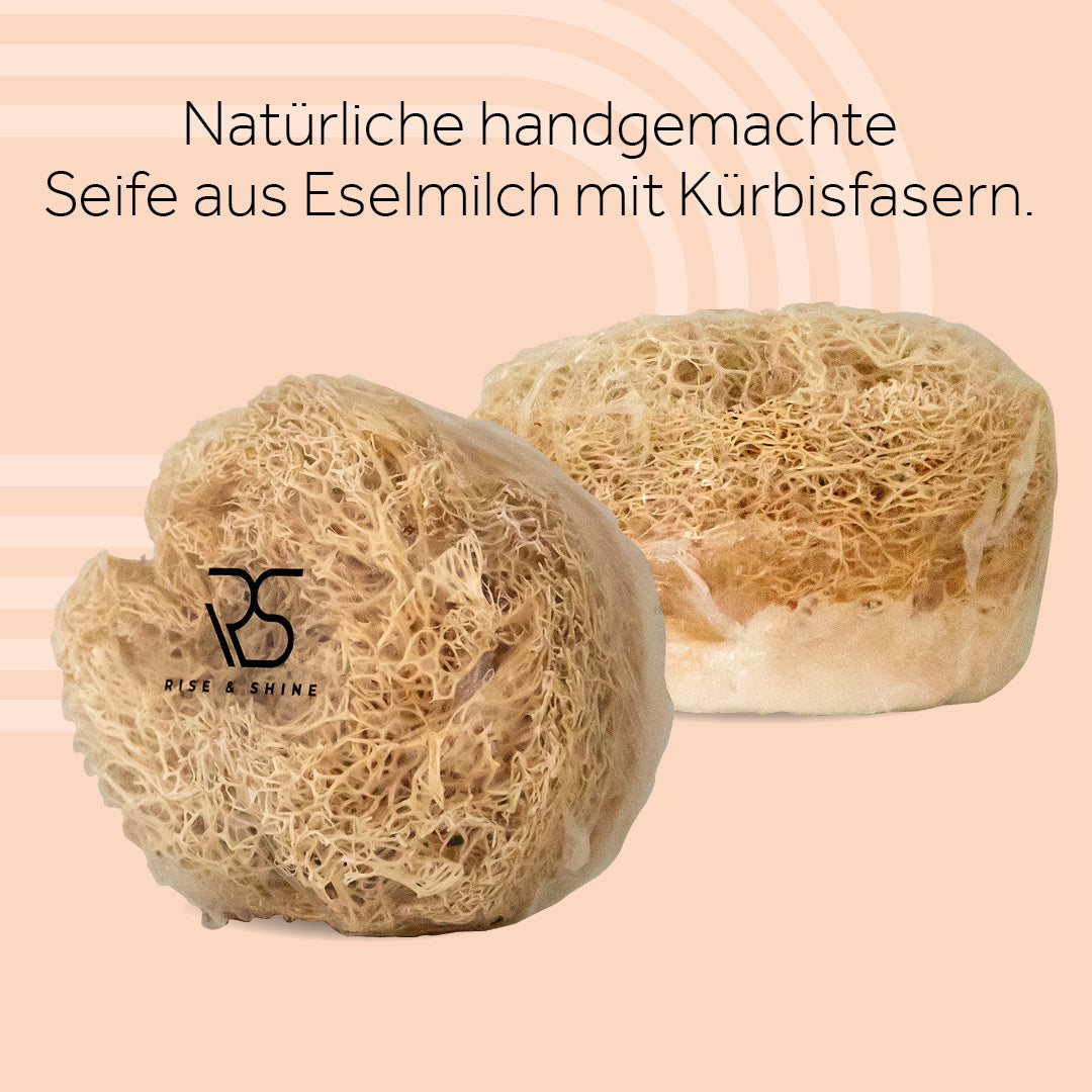 Natürlich hangemachte Seife aus Eselsmilch mit Kürbisfasern. Natürliche handgemachte Eselsmilch-Reis-Seife mit Kurbisfasern. Das in der Eselsmilch* enthaltene Antioxidans Vitamin C sorgt für eine faltenfreie und pralle Haut und ist somit die perfekte Unterstützung im Anti-Aging! Das enthaltene Vitamin C kann Hautunreinheiten, Irritationen wie Reizungen und Entzündungen lindern. 